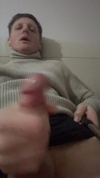 Por la tarde, descansé mientras mis amigos estaban en otra habitación. Me corrí a los 42 años en público por primera vez