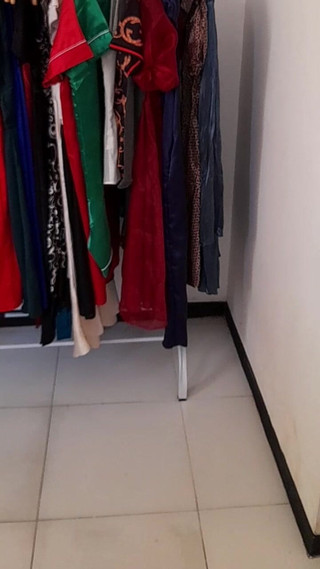 Naomisinka: Crossdressing sekretářka nosí saténovou blůzu a formální kancelářskou sukni