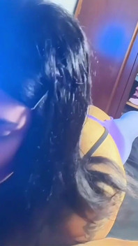 Gadis trans nakal ini lagi asik nyepong kontol pria asing
