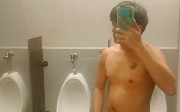 Rent A Gay Productions: Joven adolescente asiático masturbándose en un baño público de Mcdonnalds