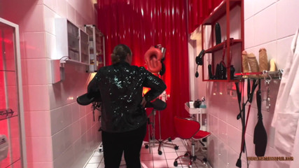 Mistress April: Dominatrix Mistress April - Dungeon entry