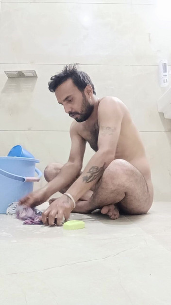 Rajasthani-old-lover: Une Indienne prend une douche