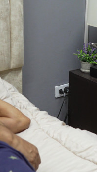 Padrasto fica com tesão assistindo a bunda deliciosa da enteada