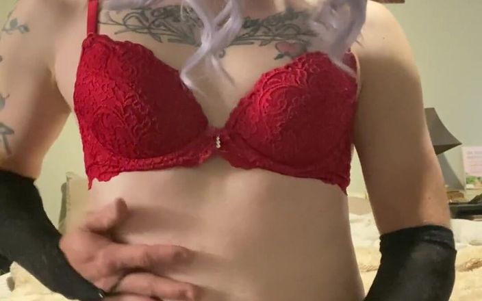 Daisy went crazy: Uită-te la mine masturbându-mi pula efeminatului și atingându-mă în ținuta mea sexy, apoi...