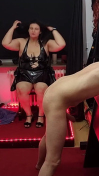 占主导地位的熟女张开顺从男人的大屁股