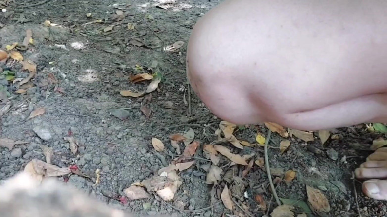 Kitty_Cross: Śliczne Femboy Twirling w Krótkiej płynnej spódnicy w kwiaty