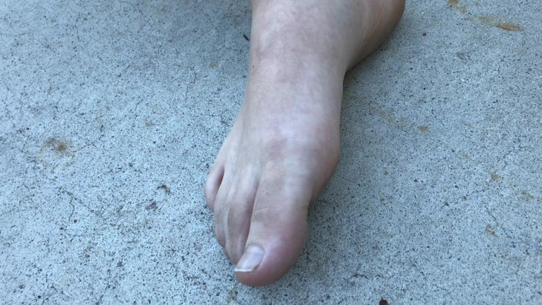 Erotic Art: 丰满的克拉拉炫耀她毛茸茸的阴户