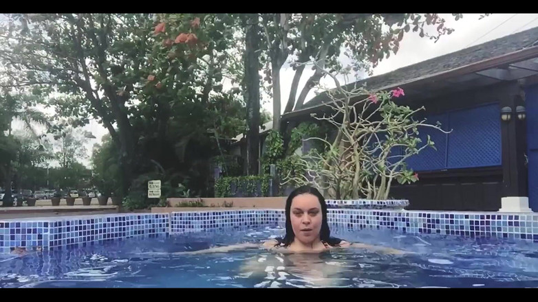 Anastasia Lux: Se mig njuta av mig själv i poolen med en...