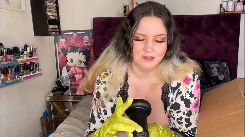 MissFFW: Imunda prostituta desempacotando sua nova seleção de brinquedo