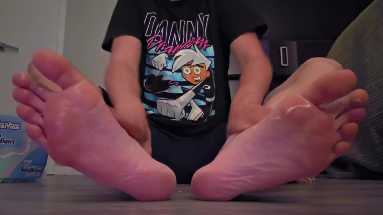 Kinkytwinkpamps: Twink ayaklarına nemlendirici krem sürüyor
