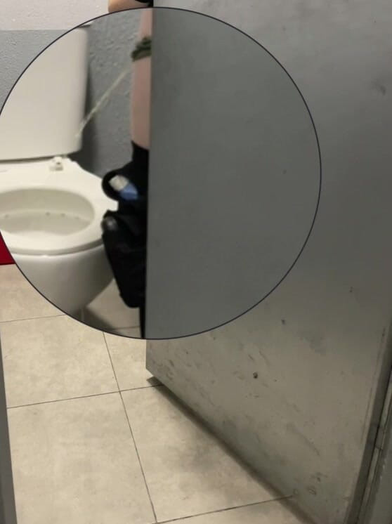 AmateurBoysPissing: 男の子がキャビンを開けて友達のおしっこを捕まえる
