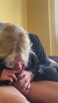 Une MILF espagnole sexy suce, suce et suce une bite avec l'explosion finale