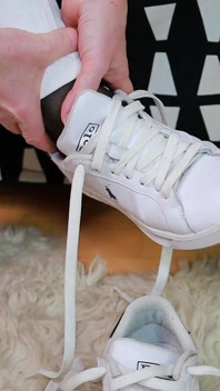Zapatillas blancas - jeans blancos - pantimedias negras reforzadas