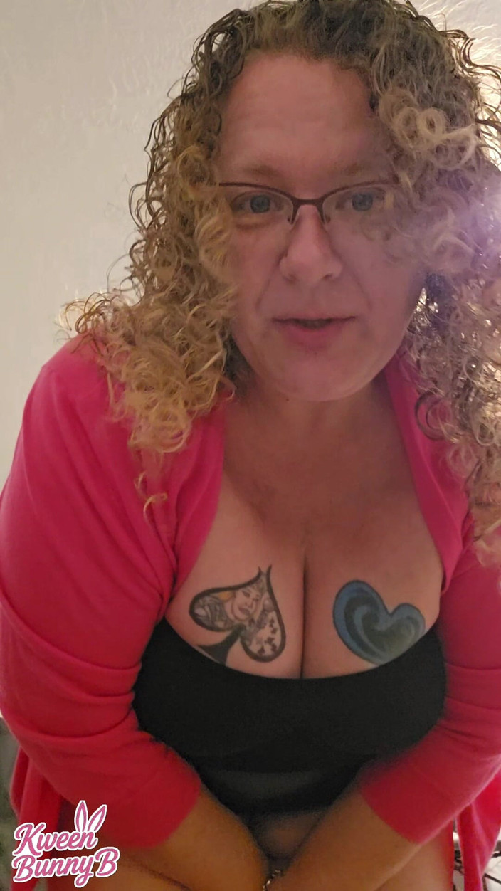 Kween Bunny B: Sra. Tammy enseña a comer coño lo básico