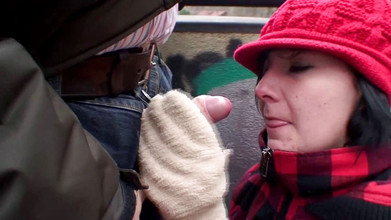 German amateur - 100% German hardcore videos: Genç kız yaşlı adam tarafından dışarıda sikiliyor