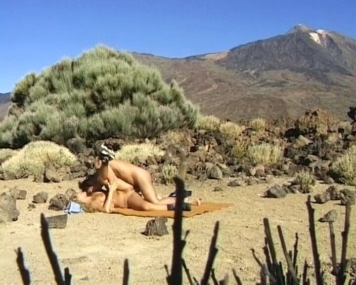 Hardcore German Club: Fată germană perfectă futută anal în Safari