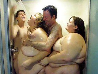 BBW nurse Vicki adventures with friends: 2BBW e 2 ragazzi in una docciah che divertimento bagnato