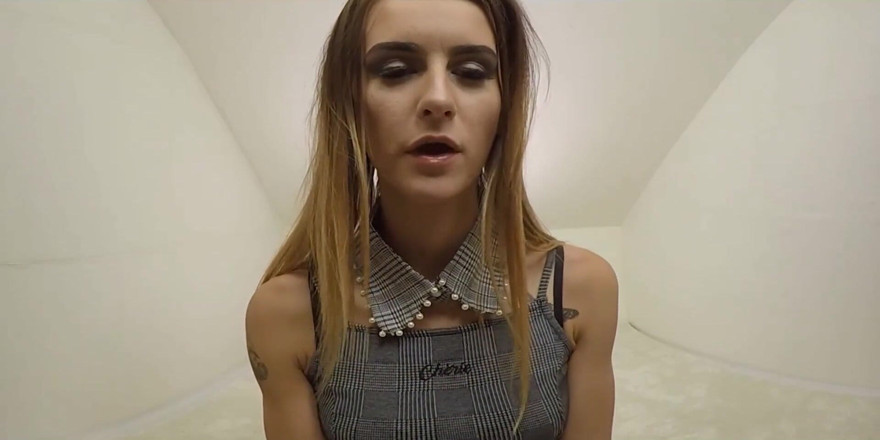 Leon Lambert Girls Twerk Parties CFNM: Грязно говорящая сцена с мастурбацией в нейлоне от татуированной хуи с маленькими сиськами