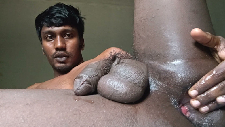 Charmer1999: Fingering dan bikin lubang pantatku menganga lebar, mainin peler, ngocok...