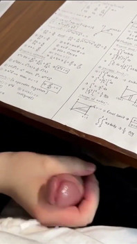 Prsatá školačka honí spolužákovi pod stolem na hodině matematiky