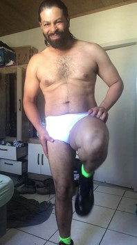 Provare pantaloncini da bagno e stivali nuovi. Esercizi e stretching.