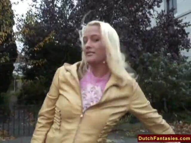 Les Lesbians: Two Amazing blonde babes are having fun with their sex...