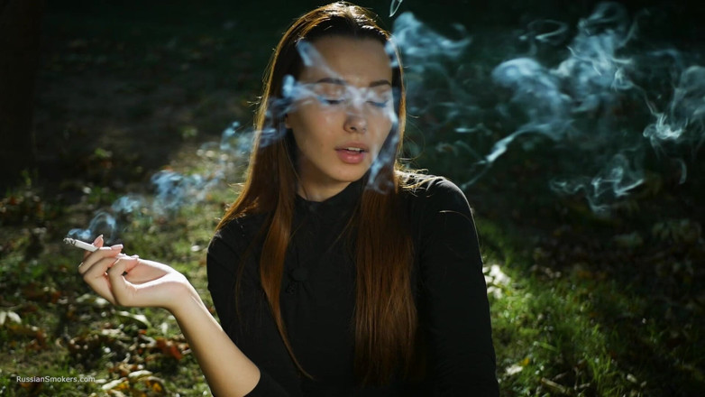 Russian Smokers: 誘惑的なロシアンビューティー、タバコを吸う屋外の雰囲気