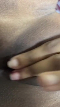 While watching videos alone at home, I went to a sex bar and inserted my finger in my pussy, my pussy rose.