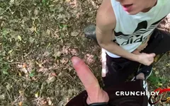 Curvă twink umplută cu spermă într-un parc anonim în aer liber