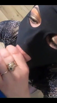 Orta yaşlı seksi kadın sikişiyor, oral seks yapıyor ve bolca döl