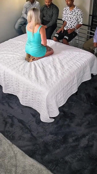 흑인 대물 자지 5개에게 질싸를 원하는 발정난 마누라