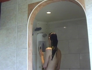 Flash Model Amateurs: Salope mince sous la douche