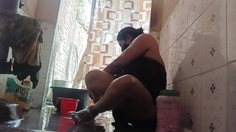 Desi_bhabhi121: Çıplak yengenin banyo yaparken xxx videosu