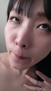 ピアスをしてからかう。彼女の舌が鋭いひねりを加える
