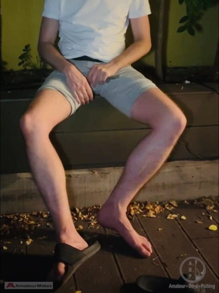 AmateurBoysPissing: Amatorski twink w Sandałach Adilette moczy się w ogrodzie i...