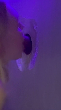 Chupando en el gloryhole
