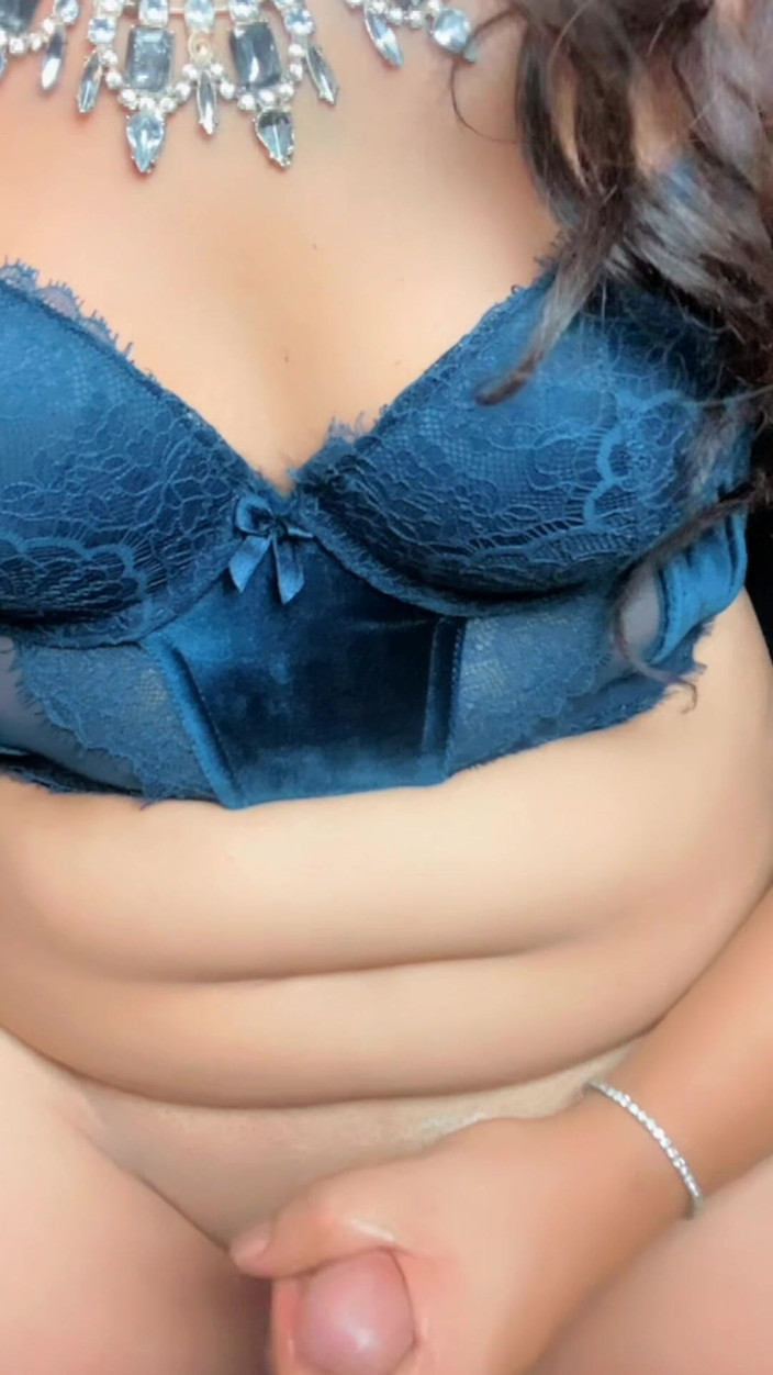 Sissyboykiki: Tombul Maram, sevgilisinin eğilmesini beklerken yapay penisiyle oynuyor