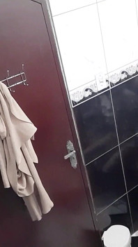 Lesbička souhlasila, že bude sát a šukat za peníze v kavárně v koupelně.