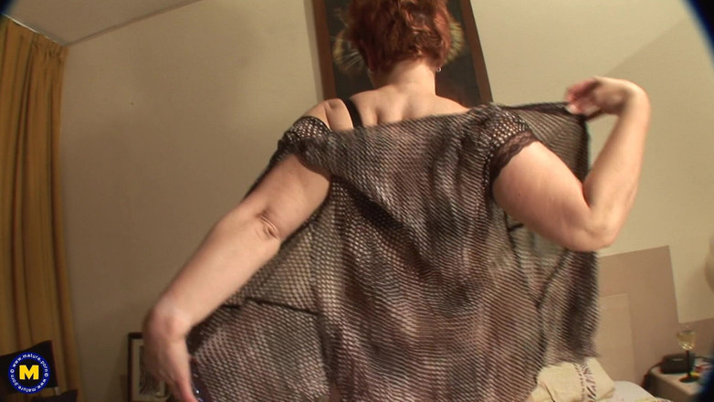 Mature NL: 大きな胸の成熟した女性遊びとともに彼女のピンクの商品