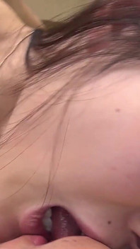 Jap v kalhotkách scéna 2_brunette japonské teen Megumi Shino si užívá creampie ve své chlupaté kundičce