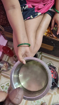 嫂子做了尿茶并把它给了姐夫