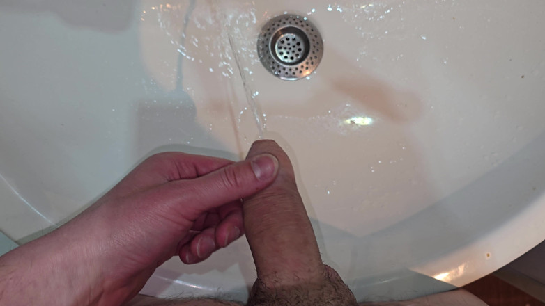 Alpha pee king: Banyo lavabosunun içine işiyor