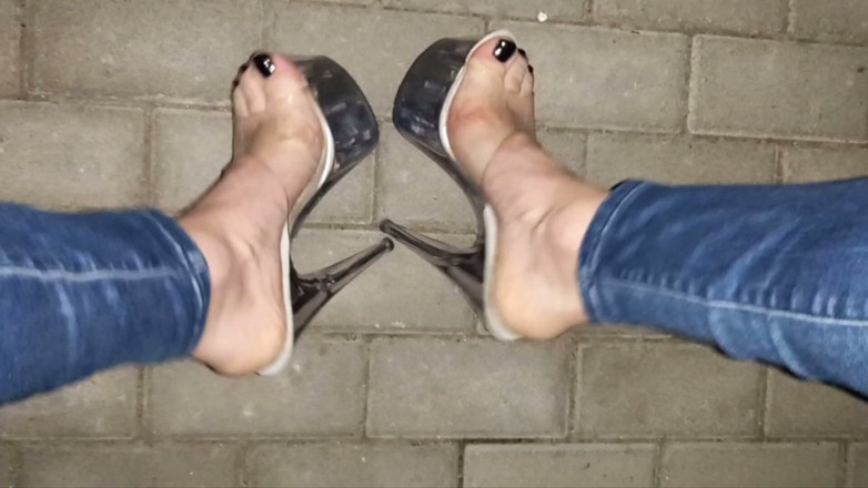 Heelex: Il travestito tenta con i suoi piedi sexy in scarpe...