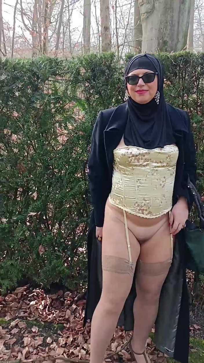 Mike Vonberg: Mi novia musulmana enseña su coño fuera, en el parque.