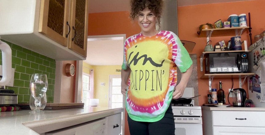 VibeWithMommy: La donna conservatrice si trasforma in una hippie! Si tratta...