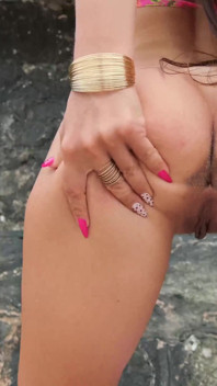 Memek aduhai cewek ini kencing di pantai pakai bikini
