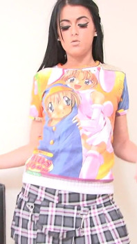 Esta nena fan de anime obtiene placer en su cama