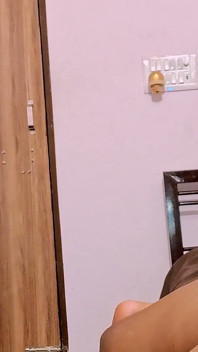 Azgın patron sekretere kahve hazırlamasını söylüyor ve onu sikiyor.