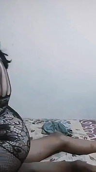 란제리를 입고 섹시해하는 새아빠의 통통한 몸