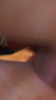 그는 침대에서 지루한 연인에 합류하고 그녀의 후장 고속도로 동굴을 자극하기로 결정했습니다.